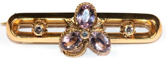 Brosche, 585er GG (geprüft), besetzt mit 3 oval facettierten Amethysten und 3 Brillanten von zus. ca. 0,20 ct., Ges.-Gew. 4,71 g, L. 4,2 cm - photo 1