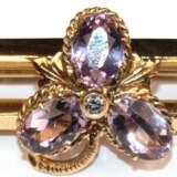 Brosche, 585er GG (geprüft), besetzt mit 3 oval facettierten Amethysten und 3 Brillanten von zus. ca. 0,20 ct., Ges.-Gew. 4,71 g, L. 4,2 cm - photo 1