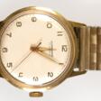 Herren-Armbanduhr &quot;Junghans&quot;, 17 Jewels, Handaufzug, 20 Mikron vergoldet, helles Zifferblatt mit arabischen Zahlen und zentraler Sekunde, Dm. 3,3 cm, gangfähig, flexibles goldfarbenes Armband - Now at the auction
