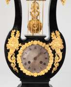 Montres. Lyra-Pendule, Honoré Pons, Paris um 1830, Prunkpendel mit Blattfederaufhängung oberhalb des Uhrwerkes schwingend, 1/2-Stundenschlag auf Glocke, ebonisiertes Holzgehäuse mit vergoldeten Bronzeappliken, funktionstüchtig, 5…