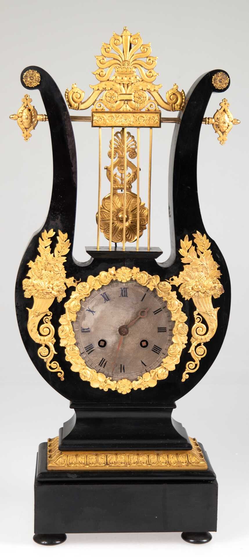 Lyra-Pendule, Honoré Pons, Paris um 1830, Prunkpendel mit Blattfederaufhängung oberhalb des Uhrwerkes schwingend, 1/2-Stundenschlag auf Glocke, ebonisiertes Holzgehäuse mit vergoldeten Bronzeappliken, funktionstüchtig, 5…