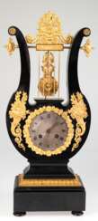 Lyra-Pendule, Honoré Pons, Paris um 1830, Prunkpendel mit Blattfederaufhängung oberhalb des Uhrwerkes schwingend, 1/2-Stundenschlag auf Glocke, ebonisiertes Holzgehäuse mit vergoldeten Bronzeappliken, funktionstüchtig, 5…