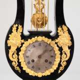 Lyra-Pendule, Honoré Pons, Paris um 1830, Prunkpendel mit Blattfederaufhängung oberhalb des Uhrwerkes schwingend, 1/2-Stundenschlag auf Glocke, ebonisiertes Holzgehäuse mit vergoldeten Bronzeappliken, funktionstüchtig, 5… - photo 1