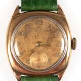 Armbanduhr IWC, 585er GG, Handaufzug, Cal.83, um 1940, Johs Hartmann Berlin NW. 7, goldfarbenes Zifferblatt (mit starken Gebrauchspuren) mit arabischen Zahlen und dezentraler Sekunde, Dm. 2,8 cm, funktionstüchtig, Ledera… - photo 1