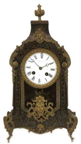Boulle-Uhr, Frankreich 19. Jh., ebonisiertes Holzgehäuse mit reichen Messingeinlagen und reliefierten Bronzeverzierungen, emailliertes Zifferblatt mit römischen Zahlen, Blattfederaufhängung, Halbstundenschlag auf Glocke,… - Foto 1
