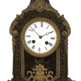Boulle-Uhr, Frankreich 19. Jh., ebonisiertes Holzgehäuse mit reichen Messingeinlagen und reliefierten Bronzeverzierungen, emailliertes Zifferblatt mit römischen Zahlen, Blattfederaufhängung, Halbstundenschlag auf Glocke,… - Foto 1