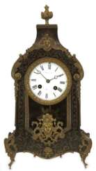 Boulle-Uhr, Frankreich 19. Jh., ebonisiertes Holzgehäuse mit reichen Messingeinlagen und reliefierten Bronzeverzierungen, emailliertes Zifferblatt mit römischen Zahlen, Blattfederaufhängung, Halbstundenschlag auf Glocke,…