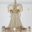 Deckenleuchter mit reichem Kristallbehang, an reliefiertem Metallreif 5 Kerzenhalter und innen 3 Glühlampen, H. ca. 85 cm, Dm. 46 cm - Сейчас на аукционе