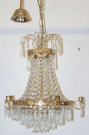 Deckenleuchter mit reichem Kristallbehang, an reliefiertem Metallreif 5 Kerzenhalter und innen 3 Glühlampen, H. ca. 85 cm, Dm. 46 cm - фото 1