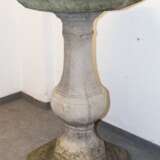 Große Vogeltränke, Stein, achteckige Schale auf achteckigem, getrepptem Fuß mit Balustersäule (repariert), H. 96 cm, Dm. 58 cm - photo 1