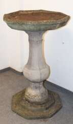 Große Vogeltränke, Stein, achteckige Schale auf achteckigem, getrepptem Fuß mit Balustersäule (repariert), H. 96 cm, Dm. 58 cm