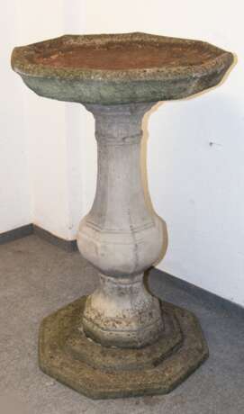 Große Vogeltränke, Stein, achteckige Schale auf achteckigem, getrepptem Fuß mit Balustersäule (repariert), H. 96 cm, Dm. 58 cm - photo 1