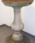 Möbel. Große Vogeltränke, Stein, achteckige Schale auf achteckigem, getrepptem Fuß mit Balustersäule (repariert), H. 96 cm, Dm. 58 cm