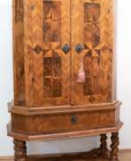 Möbel. Barock-Stollenschrank, Nußbaum, Fußgestell mit 4 verstrebten gewundenen Säulen und 1 Schublade teilweise ergänzt, 2-türiger, intarsierter Aufsatz, innen 2 Einlegeböden und 2 Schubladen, leichte Furnierschäden, schleifenb…