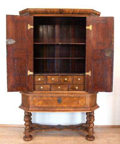 Barock-Stollenschrank, Nußbaum, Fußgestell mit 4 verstrebten gewundenen Säulen und 1 Schublade teilweise ergänzt, 2-türiger, intarsierter Aufsatz, innen 2 Einlegeböden und 2 Schubladen, leichte Furnierschäden, schleifenb… - Foto 2