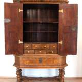 Barock-Stollenschrank, Nußbaum, Fußgestell mit 4 verstrebten gewundenen Säulen und 1 Schublade teilweise ergänzt, 2-türiger, intarsierter Aufsatz, innen 2 Einlegeböden und 2 Schubladen, leichte Furnierschäden, schleifenb… - Foto 2
