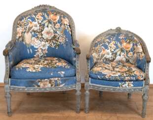 2 Bergeren, um 1880, Holzgestell reich beschnitzt, grau gefaßt, starke Gebrauchspuren, 95x68x74 cm und 75x59x65 cm
