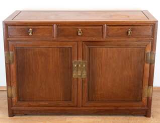 Anrichte und Schrank, China, mahagonifarben mit Messing-Beschlägen, Anrichte 2-türig, mit 3 Schubladen, 2 Einlegeböden, 87x126x50 cm, Schrank mit 2 Türen, dahinter 2 Schubkästen, 3 Einlegeböden und 2 herausziehbare Ablag…