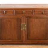 Anrichte und Schrank, China, mahagonifarben mit Messing-Beschlägen, Anrichte 2-türig, mit 3 Schubladen, 2 Einlegeböden, 87x126x50 cm, Schrank mit 2 Türen, dahinter 2 Schubkästen, 3 Einlegeböden und 2 herausziehbare Ablag… - photo 1