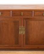 Мебель. Anrichte und Schrank, China, mahagonifarben mit Messing-Beschlägen, Anrichte 2-türig, mit 3 Schubladen, 2 Einlegeböden, 87x126x50 cm, Schrank mit 2 Türen, dahinter 2 Schubkästen, 3 Einlegeböden und 2 herausziehbare Ablag…