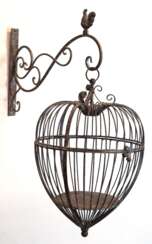 Vogelkäfig mit Wandhalterung, Metall, gefaßt, Ausleger mit plastischem Hahn 30x45,5 cm, Käfig H. 44 cm, Dm. 29,5 cm