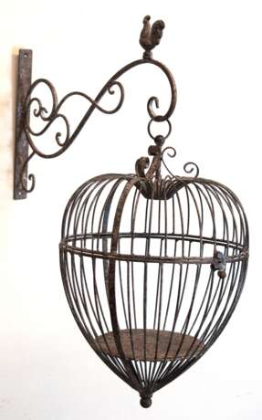 Vogelkäfig mit Wandhalterung, Metall, gefaßt, Ausleger mit plastischem Hahn 30x45,5 cm, Käfig H. 44 cm, Dm. 29,5 cm - Foto 1