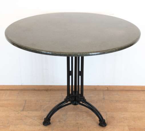 Gartentisch mit 5 Klappstühlen, runder Tisch mit 3 Gußeisen-Beinen und Platte in Granitoptik (leicht best.), H. 76 cm, Dm. 100 cm, 5 Klappstühle aus Hartholz, verstrebt, ca. 113x62x60 cm - photo 2