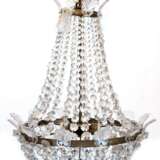 Deckenleuchter, sogen. Bienenkorb, um 1900, 4-flammig, Messing, verziert, mit reichem Prismenbehang (unvollständig), 1 Blatt der Bekrönung defekt, H. ca. 60 cm, Dm. ca. 40 cm - Foto 1