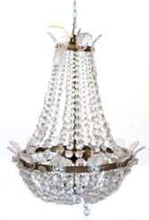 Deckenleuchter, sogen. Bienenkorb, um 1900, 4-flammig, Messing, verziert, mit reichem Prismenbehang (unvollständig), 1 Blatt der Bekrönung defekt, H. ca. 60 cm, Dm. ca. 40 cm