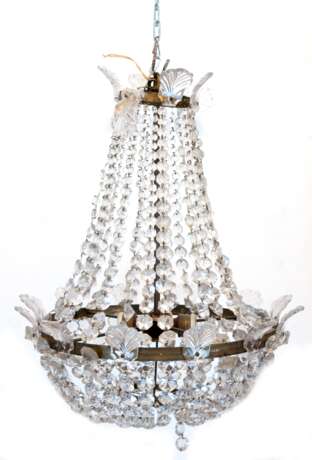 Deckenleuchter, sogen. Bienenkorb, um 1900, 4-flammig, Messing, verziert, mit reichem Prismenbehang (unvollständig), 1 Blatt der Bekrönung defekt, H. ca. 60 cm, Dm. ca. 40 cm - Foto 1