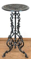Blumentisch, rund, Gußeisen, durchbrochen, auf 3 Beinen, H. 70, Dm. 35 cm