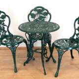 Gartentisch, rund und 3 Stühle, Aluminiumguß, grün gefaßt, floral durchbrochen, Tisch-H. 66 cm, Dm. 59 cm, Stuhl 85x50x48 cm - photo 1