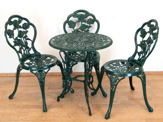 Gartentisch, rund und 3 Stühle, Aluminiumguß, grün gefaßt, floral durchbrochen, Tisch-H. 66 cm, Dm. 59 cm, Stuhl 85x50x48 cm - photo 1
