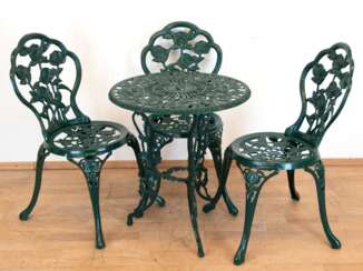 Gartentisch, rund und 3 Stühle, Aluminiumguß, grün gefaßt, floral durchbrochen, Tisch-H. 66 cm, Dm. 59 cm, Stuhl 85x50x48 cm
