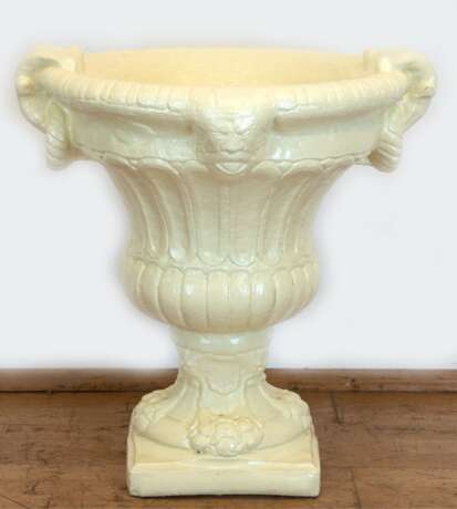 Gartenpflanzgefäß in Amphorenform, Steinguß, hellgelb gefasst, auf quadratischem Fuß, Rand mit halbplastischen Köpfen, H. 67 cm, Ges.-Dm 67 cm - photo 1