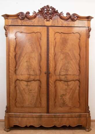 Schrank um 1850, Mahagoni, 2-türig, reich floral beschnitzte Bekrönung, zerlegbar, Furnier ausgeblichen, Seiten gerissen, 1 Schlüsselbeschlag def., Restaurationsbedarf, 240x173x52 cm - photo 1