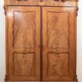 Schrank um 1850, Mahagoni, 2-türig, reich floral beschnitzte Bekrönung, zerlegbar, Furnier ausgeblichen, Seiten gerissen, 1 Schlüsselbeschlag def., Restaurationsbedarf, 240x173x52 cm - photo 1