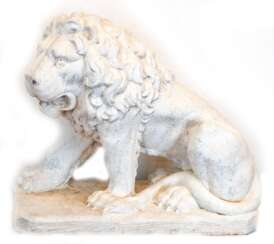 Gartenfigur &quot;Sitzender Löwe&quot;, Steinguß, hell gefasst, auf achteckiger Plinthe, 66x74x31 cm