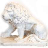 Gartenfigur "Sitzender Löwe", Steinguß, hell gefasst, auf achteckiger Plinthe, 66x74x31 cm - Foto 1