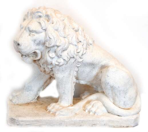 Gartenfigur "Sitzender Löwe", Steinguß, hell gefasst, auf achteckiger Plinthe, 66x74x31 cm - Foto 1