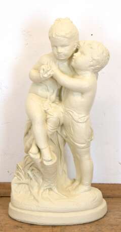 Gartenfigur in Form von zwei sich umarmenden Kindern, Betonguß, hell gefasst, 60x30x15 cm - photo 1