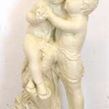 Gartenfigur in Form von zwei sich umarmenden Kindern, Betonguß, hell gefasst, 60x30x15 cm - photo 1