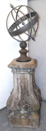 Sonnenuhr auf Postament, um 1900, Sandsteinpostament im Barockstil, Sonnenuhr Eisenguß, Witterungsspuren, Postament-H. 97 cm, Uhr-H. 79 cm - photo 1