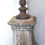 Sonnenuhr auf Postament, um 1900, Sandsteinpostament im Barockstil, Sonnenuhr Eisenguß, Witterungsspuren, Postament-H. 97 cm, Uhr-H. 79 cm - photo 1