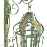 Wandlaterne mit Ausleger, Schmiedeeisen grün gefaßt, umlaufend verglast, H. 90 cm, Dm. 30 cm - photo 1