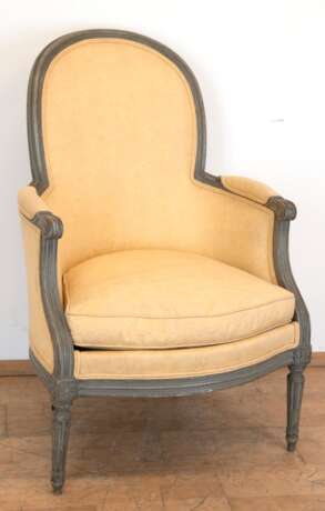 Bergere, Frankreich um 1880, Holzgestell grau gefaßt, neu gepolstert und bezogen, bei 1 hinteren Bein Fuß ergänzt, 98x64x63 cm - photo 1