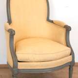 Bergere, Frankreich um 1880, Holzgestell grau gefaßt, neu gepolstert und bezogen, bei 1 hinteren Bein Fuß ergänzt, 98x64x63 cm - photo 1