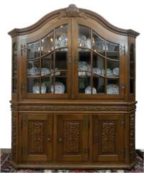 Barock-Aufsatzvitrine, Eiche, 3-türiges Unterteil, Türfüllungen floral beschnitzt, 2-türiges sprossenverglastes Oberteil mit Rundgiebel, altrestauriert mit Veränderungen, Besteckfächer hinter mittlerer Tür, 235x200x55 cm…