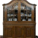 Barock-Aufsatzvitrine, Eiche, 3-türiges Unterteil, Türfüllungen floral beschnitzt, 2-türiges sprossenverglastes Oberteil mit Rundgiebel, altrestauriert mit Veränderungen, Besteckfächer hinter mittlerer Tür, 235x200x55 cm… - photo 1