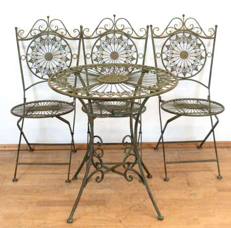 Gartentisch und 3 Klappstühle, Metall, ornamental durchbrochen, farbig gefaßt, Tisch-H. 73 cm, Dm. 69 cm, Stuhl je 98x45x56 cm - фото 1